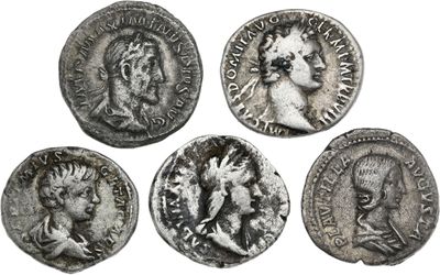 six pièces de monnaie romaines antiques sur lesquelles figurent des portraits d'hommes et de femmes