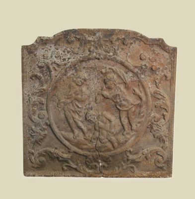 Plaque de cheminée en fonte de forme quadrangulaire le haut …