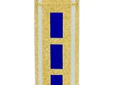 un gros plan d'un briquet doré à rayures bleues et blanches