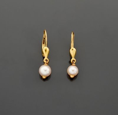 Paire de dormeuses en or jaune 18K 750 millièmes figurant un…