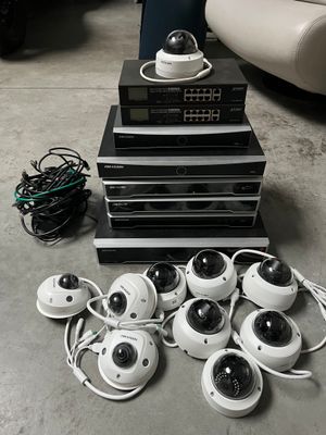 tout un tas d'appareils photo empilés les uns sur les autres