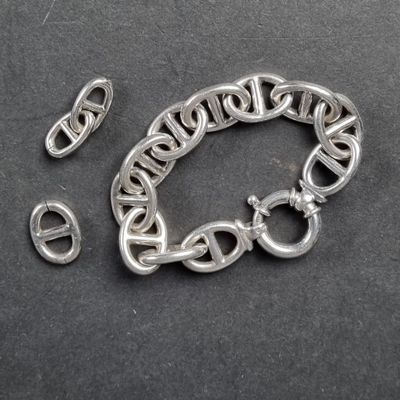 bracelet plaqué argent avec une chaîne et un fermoir, sur fond noir