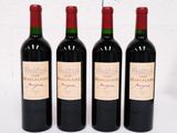 trois bouteilles de vin rouge sont alignées sur une surface blanche