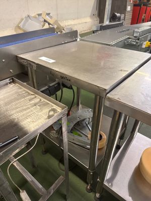 tables de travail et tabourets en acier inoxydable dans une grande cuisine industrielle
