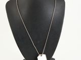 Collier avec plaque d'identité en argent sur un mannequin noir muni d'une chaîne