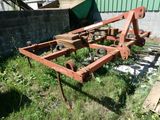 une machine rouillée abandonnée dans l'herbe