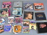 beaucoup de cd de musique et de cd sur la table