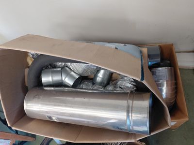une boîte en carton contenant tout un tas de boîtes de conserve