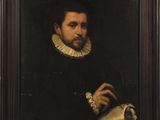portrait d'un homme vêtu d'une robe noire tenant un livre