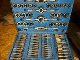 une boîte à outils bleue contenant tout un tas d'outils