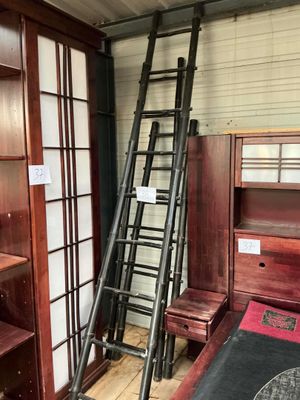 une échelle adossée au mur d'une pièce