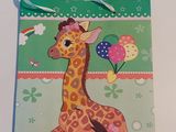 une girafe assise par terre avec des ballons