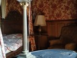 une table surmontée d'une lampe dans une pièce