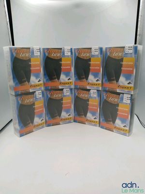 Six paires de sous-vêtements pour hommes sont exposées dans une vitrine.