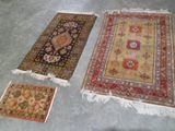 trois tapis sont disposés sur le sol