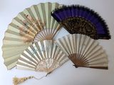 Plusieurs types de ventilateurs sont exposés sur une surface blanche