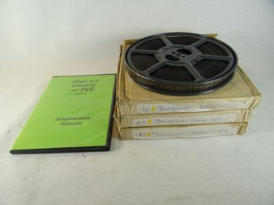 une bobine de film posée sur une pile de livres