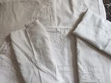 une nappe blanche ornée de motifs brodés