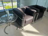 deux chaises et une table dans le hall d'un immeuble