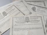 quelques vieux papiers sont empilés les uns sur les autres sur une table
