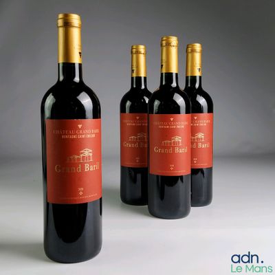 trois bouteilles de vin rouge posées côte à côte sur une table