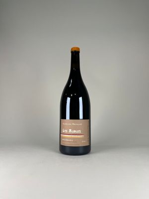 une bouteille de vin vide posée sur une surface blanche