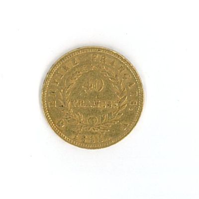 une pièce d'or sur une surface blanche avec un fond blanc