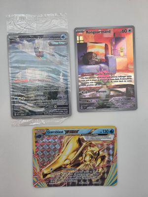 trois types différents de cartes Pokémon sur la table