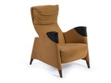une image représentant une chaise marron avec une assise et des accoudoirs noirs