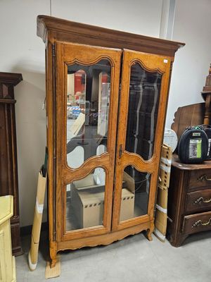 une armoire en bois surmontée d'un miroir