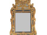 un miroir accroché au mur