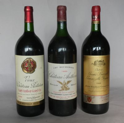 trois bouteilles de vin posées sur une table