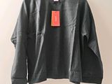 une photo d'un sweat-shirt noir suspendu à un cintre