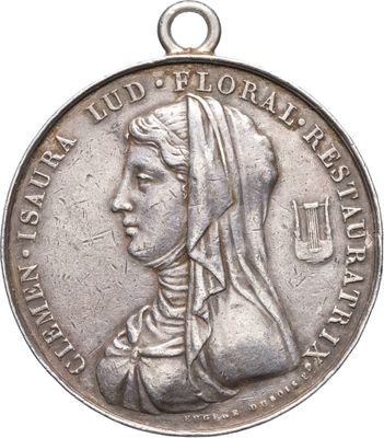 une vieille médaille en argent sur laquelle est représenté le visage d'une femme