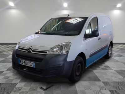 la camionnette blanche est garée dans une pièce au sol en damier