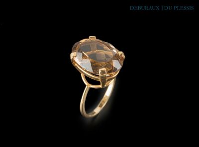 un gros plan d'une bague sur fond noir, avec un fond noir