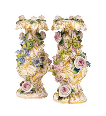 paire de vases anciens en porcelaine décorés de fleurs et de feuilles