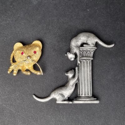 un chat et une statue de chat côte à côte sur une table