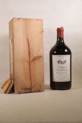 une bouteille de vin posée à côté d'une caisse en bois