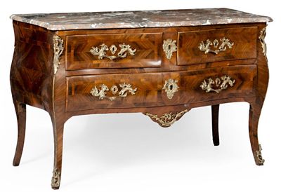 une commode en marbre sur pied