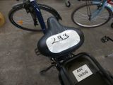 une moto avec une plaque d'immatriculation à l'arrière