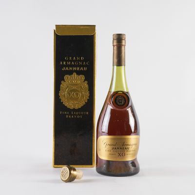 une bouteille de brandy avec un coffret sur fond blanc