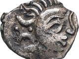 gros plan d'une pièce d'argent avec un visage dessus