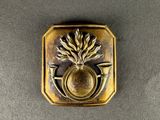 bouton plaqué laiton orné d'un motif de chardon sur fond gris