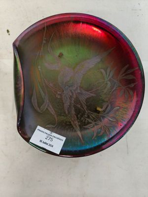 un bol en verre orné d'un oiseau, posé sur une table