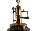 une image représentant un moulin à café posé sur un socle en bois