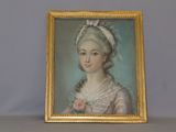 portrait d'une femme vêtue d'une robe rose, portant un bandeau blanc et tenant une rose rose