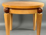 une image représentant une table en bois avec deux pieds et un plateau en bois