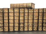 plusieurs vieux livres sont empilés sur une table