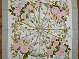 une photo d'une nappe ornée de fleurs